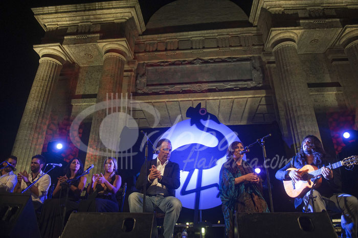 pepe_de_luca_y_la_susi_en_la_plaza_del_triunfo_2_20120617_1843673036