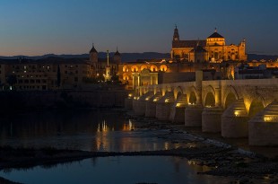 Córdoba de noche - Mezquita de Córdoba de noche - Visita nocturna Córdoba - Puente Romano de noche - Visitas guiadas a Córdoba - Córdoba a pie - Tours en Córdoba - Visita a Córdoba con guía oficial