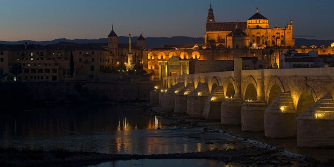 Córdoba de noche - Mezquita de Córdoba de noche - Visita nocturna Córdoba - Puente Romano de noche - Visitas guiadas a Córdoba - Córdoba a pie - Tours en Córdoba - Visita a Córdoba con guía oficial