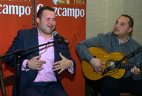 Juan Antonio Camino y Antonio Migueles en una de las actuaciones del Ciclo Cruzcampo Ruta de las Tabernas. Foto: Toni Blanco.