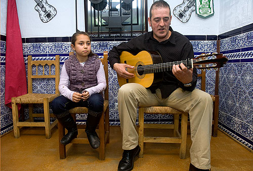 Alba María Salinas acompañada a la guitarra por 'El Canijo'