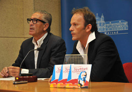 El delegado de Cultura, Antonio Pineda, y el cantaor David Pino, en la presentación del Certamen de Jövenes Flamencos. Foto: África Villén.