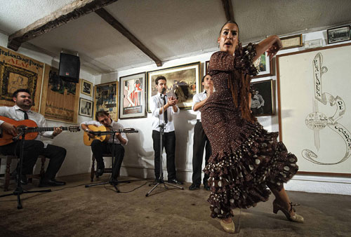 Clara Gutiérrez y su cuadro en la Peña Flamenca de Córdoba