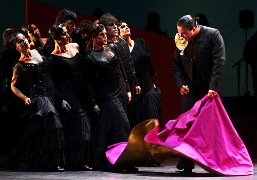 Antonio Canales, en uno de los instantes del espectáculo 'Llanto por la muerte de Ignacio Sánchez Mejías' del Ballet Flamenco de Andalucía en la Bienal de Flamenco 2012. Foto: Antonio Acedo.