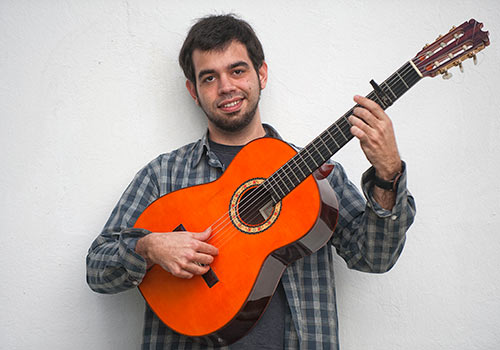 El guitarrista extremeño Javier Conde en el Conservatorio de Córdoba. Foto: Toni Blanco.