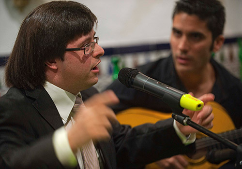 Manolo de Santa Cruz junto a la guitarra de Alberto Luque en la presentación de 'La voluntad hecha voz'. Foto: Toni Blanco.