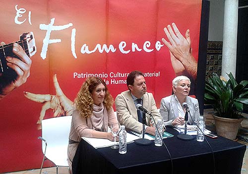 El Director General de Acción Cultural y Promoción del Arte, Sebastián Rueda, la directora del Instituto Andaluz del Flamenco (IAF), Mª Ángeles Carrasco, y la presidenta de la Asociación Andaluza de Empresarios Flamencos (ASAEF), Pepa Caballero.
