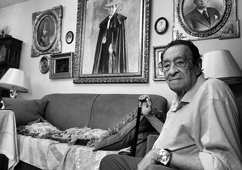 El maestro Antonio Mondéjar en su vivienda de la Casa de Las Campanas. Foto: Toni Blanco.