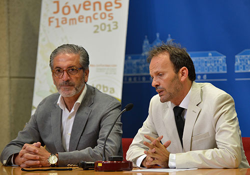 El delegado de Cultura de la Diputación, Antonio Pineda, y el coordinador del certamen, David Pino, en uno de los momentos de la rueda de prensa. Foto: Toni Blanco.