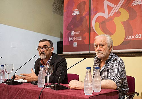 Manolo Sanlúcar junto al gerente del IMAE, Juan Carlos Limia, en el acto de presentación del nuevo volumen. Foto: Miguel Valverde.