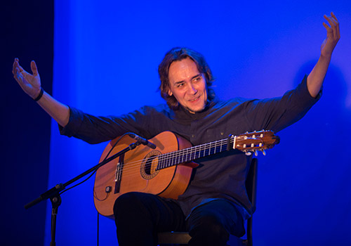 Vicente Amigo ofreció en el Teatro Axerquía de Córdoba el único concierto que dará en España junto a los músicos que han colaborado en su disco 'Tierra'. Foto: Miguel Valverde.
