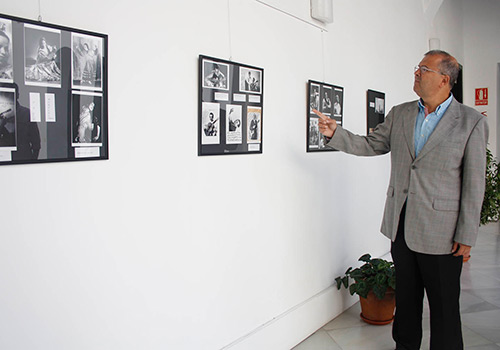 El Teniente de Alcalde de Cultura, Juan Miguel Moreno Calderón, contempla una de las fotografías de la exposición. Foto: Delegación de Cultura.