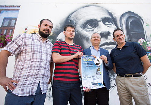 Los organizadores del programa 'Alcázar Viejo a la luz de las velas' junto a un graffiti en homenaje a Paco de Lucía. Foto: Miguel Valverde.