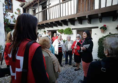 Un grupo de mujeres del programa de mayores de Cruz Roja atiende las explicaciones de la guía durante su visita. Foto: Miguel Valverde.