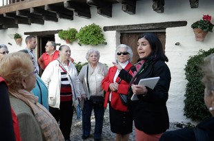 Un grupo de personas mayores visitan el Centro de Flamenco en la Posada del Potro. Foto: Miguel Valverde.