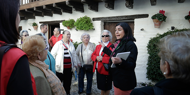 Un grupo de personas mayores visitan el Centro de Flamenco en la Posada del Potro. Foto: Miguel Valverde.