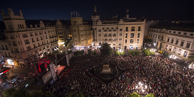 El público volvió a llenar Las Tendillas en el concierto inaugural de la Noche Blanca. Foto: Rafa Alcaide. 