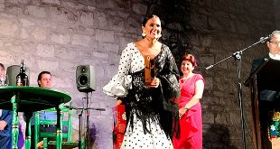 Araceli Campillos saluda al público tras recibir el premio del Concurso Nacional de Fandangos de Lucena.