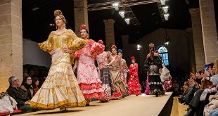 Desfile benéfico de moda flamenca a beneficio de la Hermandad del Rocío en la Pasarela Flamenca de Jerez. Foto: Christian Cantizano.