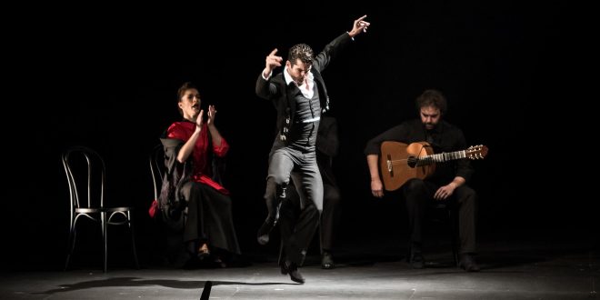 El bailaor Alberto Selléz, en uno de los momentos de el estreno de El Sombrero, de Estévez & Paños Cía. Foto: M. Valverde.