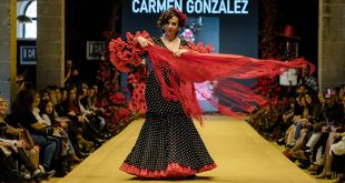 Nueva colección de trajes de flamenca de Carmen Gónzalez en la Pasarela Flamenca de Jerez 2020. Foto: Christian Cantizano..