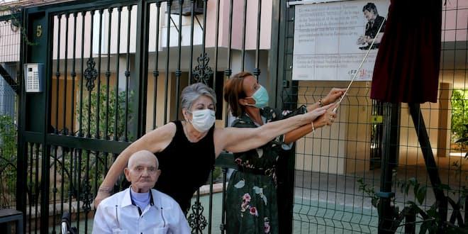 La delegada de Cultura, Marian Aguilar, descubre la placa conmemorativa junto a los familiares del cantaor Javier Márquez 'Monillo'. Foto: A. Higuera.