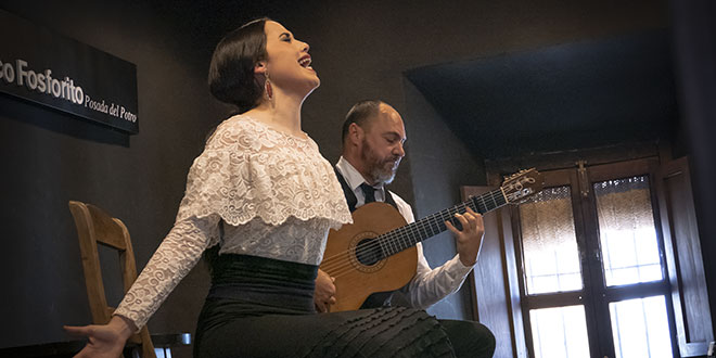 La cantaora Rocío Luna y el guitarrista Chaparro Hijo, en una reciente actuación en el Centro Flamenco Fosforito. Foto: A. Higuera.