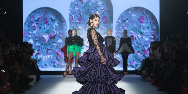 We love flamenco 2022. Javier Mojarro. Trajes de flamenca y complementos. Moda flamenca
