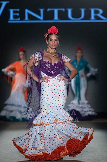We love flamenco 2022. Ventura. Trajes de flamenca y complementos. Moda flamenca.