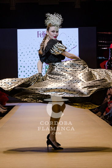 Pasarela Flamenca de Jerez 2022. Rocío Segovia. Moda flamenca. Trajes de flamenca y complementos