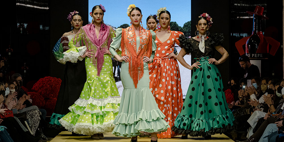 Pasarela Flamenca de Jerez 2022. Hermandad del Rocío. Desfile benéfico. Moda flamenca. Trajes de flamenca y complementos.