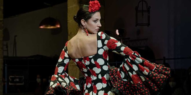 Pasarela Flamenca de Jerez 2022. Guillermo Peralta. Moda flamenca. Trajes de flamenca y complementos.