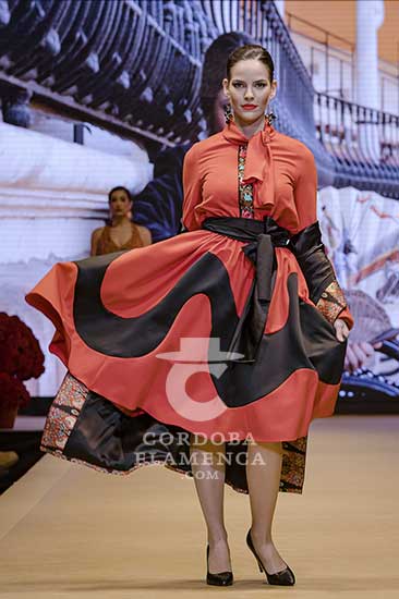 Pasarela Flamenca de Jerez 2022. Delia Núñez. Moda flamenca. Trajes de flamenca y complementos.
