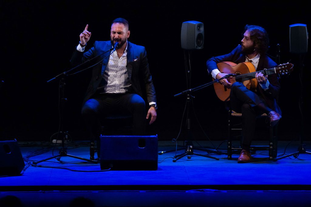 El cantaor Rafa del Calli, junto al guitarrista Luis Medina, en la final del Concurso Nacional de Arte Flamenco de Córdoba 2022.