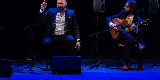 El cantaor Rafa del Calli, junto al guitarrista Luis Medina, en la final del Concurso Nacional de Arte Flamenco de Córdoba 2022.