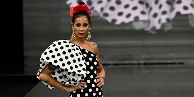 Rosa Pedroche. Simof 2023. Moda flamenca. Trajes de flamenca y complementos.