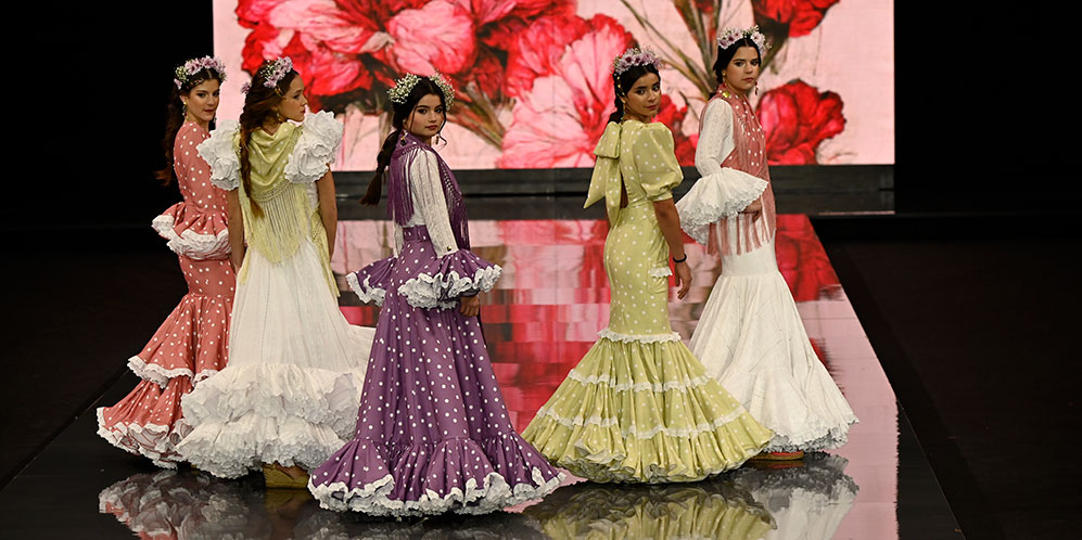 Traje de flamenca blanco para niña con flores y falda vuelo - Sara de  Benítez | Diseñadora de moda