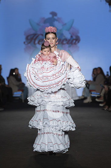 We love flamenco 2023. Desfile infantil. Moda Flamenca. Trajes de flamenca y complementos.