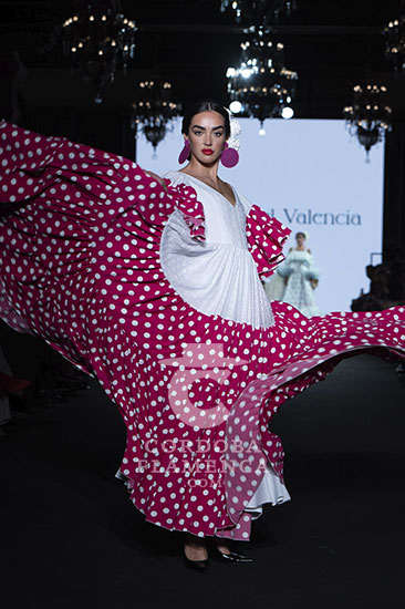 José Manuel Valencia. We love flamenco 2024. Moda flamenca. Trajes de flamenca. Complementos de flamenca.