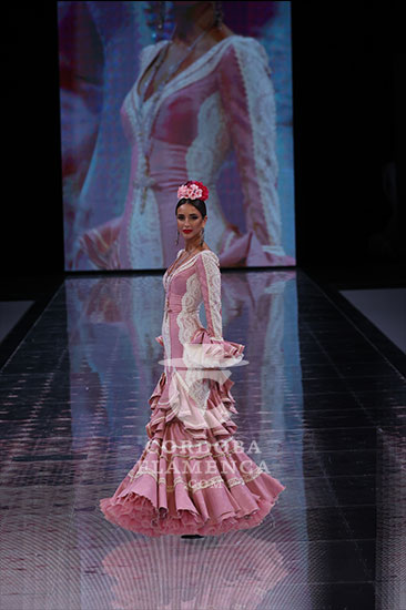 Simof 2024. Inma Castrejón. Moda flamenca. Trajes de flamenca. Complementos de flamenca.