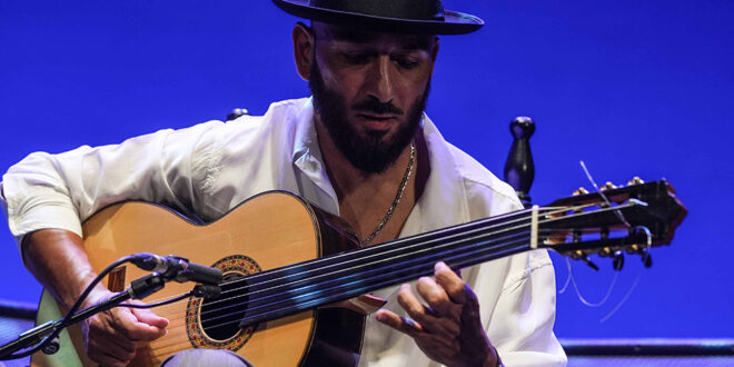 El guitarrista Rycardo Moreno